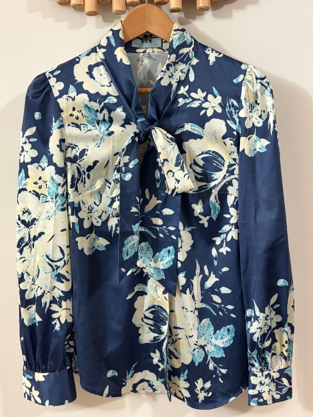 UK 8 - Hawes & Curtis (Semi-Fitted Pussybow Blouse)